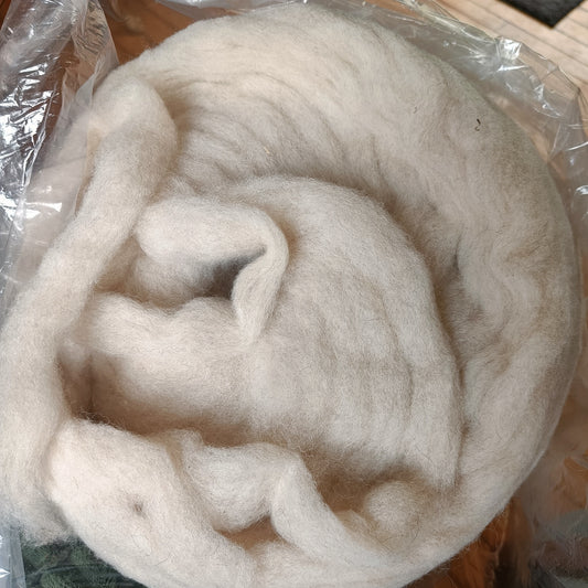 Shetland Icelandic Cross Lambs Wool - Light Oatmeal Sliver.
